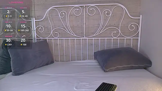 Snapshot of HeejinWang chatting on 12-21-25, 08:27 HeejinWang online show from 12-21-25, 08:27