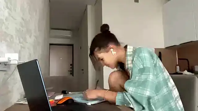 FavorLeila online show from 09-28-25, 01:16