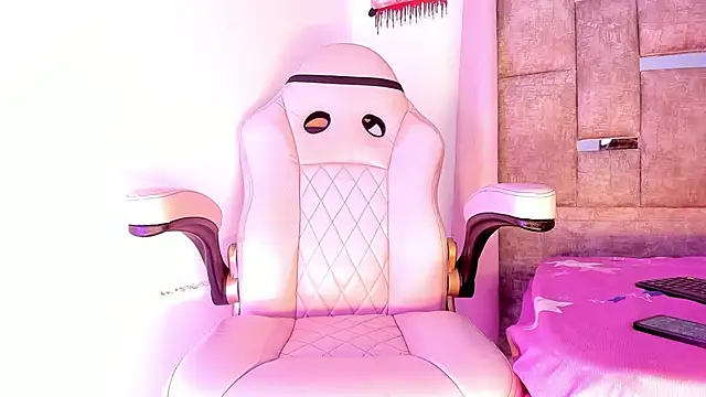 Snapshot of Mia_royal chatting on 10-24-25, 08:27 Mia royal online show from 10-24-25, 08:27