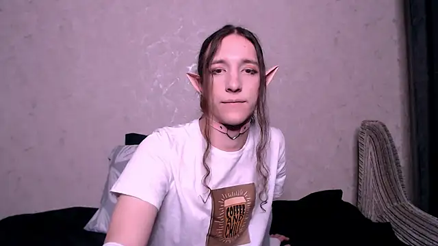 Snapshot of SilverMuse_ chatting on 10-23-25, 02:55 SilverMuse online show from 10-23-25, 02:55