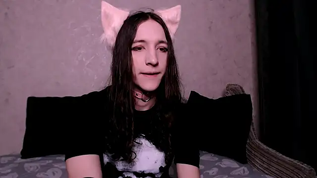 Snapshot of SilverMuse_ chatting on 10-27-25, 02:15 SilverMuse online show from 10-27-25, 02:15