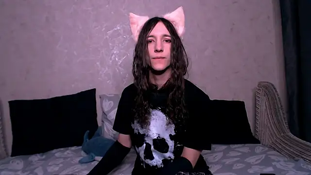 Snapshot of SilverMuse_ chatting on 11-28-25, 05:32 SilverMuse online show from 11-28-25, 05:32