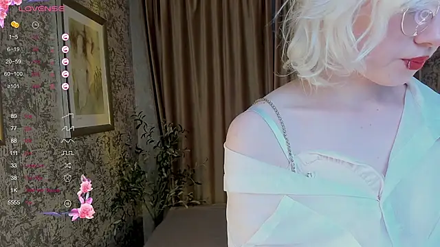 Snapshot of AlettaEve chatting on 10-04-25, 03:10 AlettaEve online show from 10-04-25, 03:10