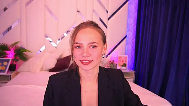 Snapshot of ShyySiren chatting on 10-14-25, 02:07 ShyySiren online show from 10-14-25, 02:07