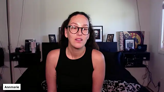 Snapshot of annmarieferrara chatting on 10-17-25, 04:09 annmarieferrara online show from 10-17-25, 04:09