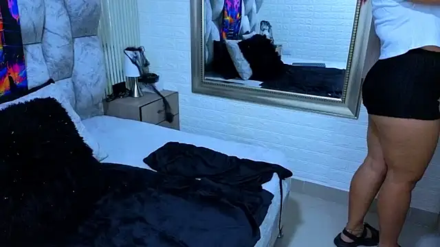 sofiagutierrez   online show from 10-19-25, 03:29