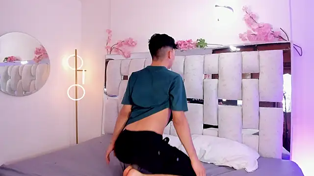 Snapshot of Peter_chase chatting on 04-13-26, 12:27 Peter chase online show from 04-13-26, 12:27