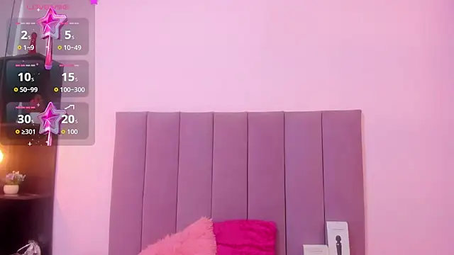 HoollyHendrix online show from 10-15-25, 08:09