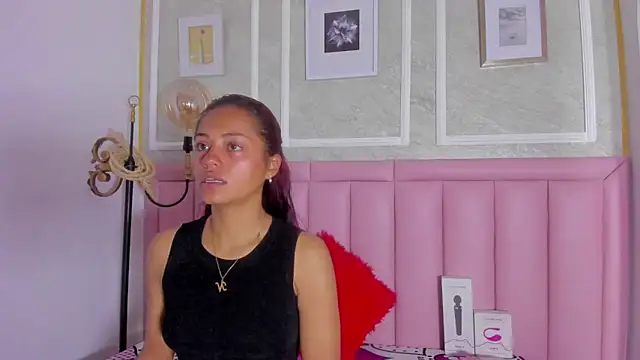 HoollyHendrix online show from 02-05-26, 08:02