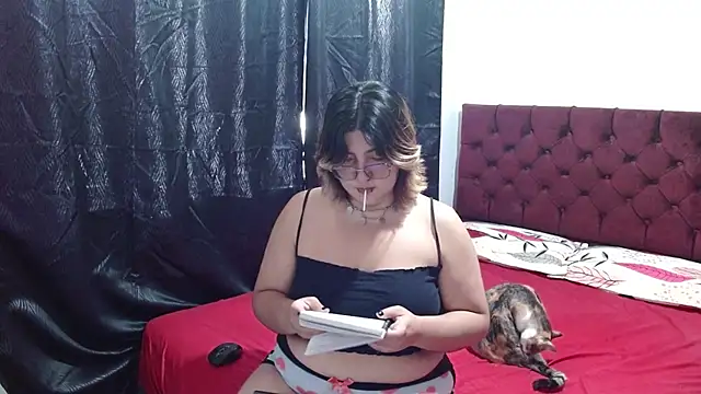 Snapshot of Roxy_f_w chatting on 09-18-25, 01:35 Roxy f w online show from 09-18-25, 01:35