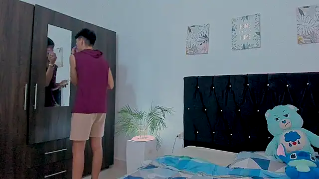 Snapshot of Zacktorres_ chatting on 10-17-25, 12:01 Zacktorres online show from 10-17-25, 12:01