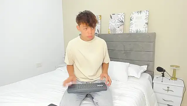 Snapshot of Zacktorres_ chatting on 12-16-25, 10:26 Zacktorres online show from 12-16-25, 10:26