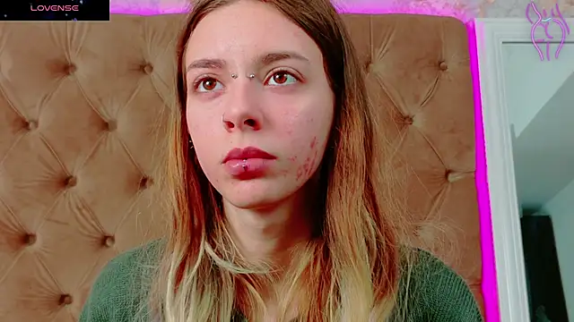 Snapshot of CoraVex chatting on 10-16-25, 04:13 CoraVex online show from 10-16-25, 04:13