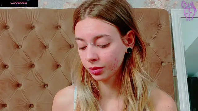 Snapshot of CoraVex chatting on 10-21-25, 04:13 CoraVex online show from 10-21-25, 04:13