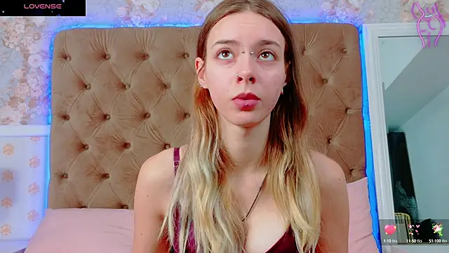 Snapshot of CoraVex chatting on 10-24-25, 04:20 CoraVex online show from 10-24-25, 04:20