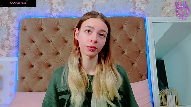 Snapshot of CoraVex chatting on 10-27-25, 03:54 CoraVex online show from 10-27-25, 03:54