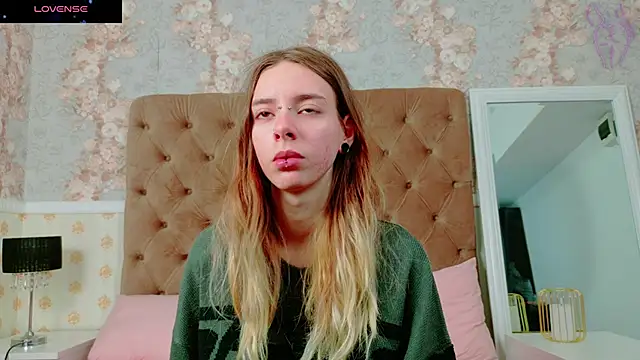 Snapshot of CoraVex chatting on 10-30-25, 03:41 CoraVex online show from 10-30-25, 03:41