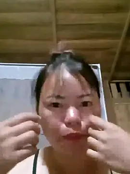 emly-xinh18 online show from 10-05-25, 12:14