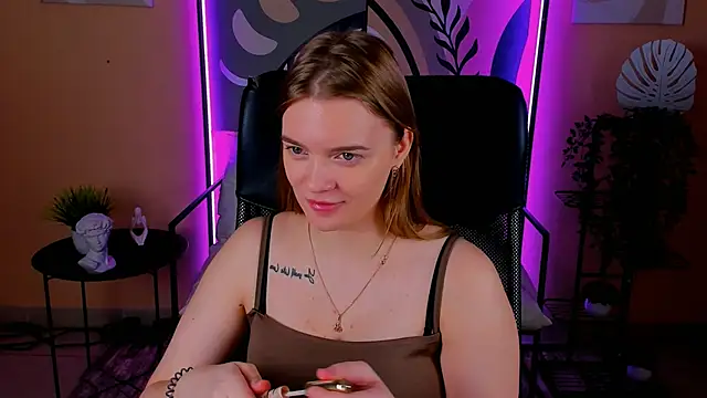 LisaMitchell online show from 10-20-25, 02:23