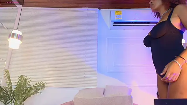 Snapshot of alessia_moon1 chatting on 11-21-25, 12:48 alessia moon1 online show from 11-21-25, 12:48