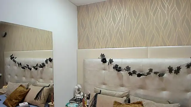 Snapshot of AlaiaCastle chatting on 11-08-25, 11:43 AlaiaCastle online show from 11-08-25, 11:43