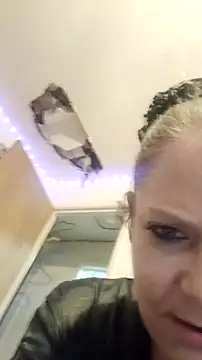 Snapshot of curvybabe88 chatting on 11-28-25, 04:31 curvybabe88 online show from 11-28-25, 04:31