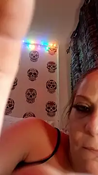 Snapshot of curvybabe88 chatting on 12-17-25, 07:47 curvybabe88 online show from 12-17-25, 07:47