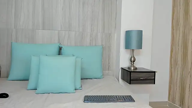 Snapshot of Valeria-Cruzz chatting on 10-28-25, 12:09 Valeria-Cruzz online show from 10-28-25, 12:09