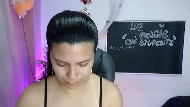 Snapshot of LuzAngie chatting on 10-28-25, 07:27 LuzAngie online show from 10-28-25, 07:27