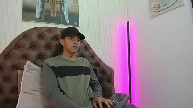 Snapshot of noah_blake0 chatting on 09-18-25, 02:13 noah blake0 online show from 09-18-25, 02:13