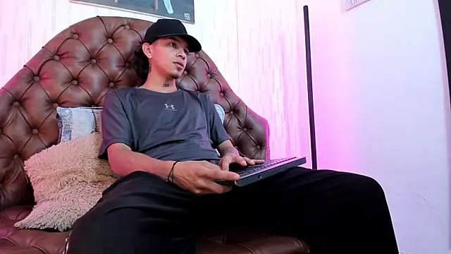 Snapshot of noah_blake0 chatting on 10-22-25, 02:45 noah blake0 online show from 10-22-25, 02:45