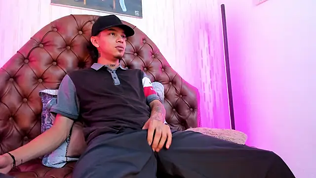 Snapshot of noah_blake0 chatting on 10-24-25, 02:08 noah blake0 online show from 10-24-25, 02:08