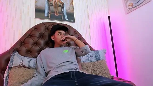 Snapshot of noah_blake0 chatting on 11-19-25, 05:24 noah blake0 online show from 11-19-25, 05:24