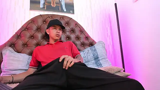 Snapshot of noah_blake0 chatting on 11-21-25, 07:23 noah blake0 online show from 11-21-25, 07:23