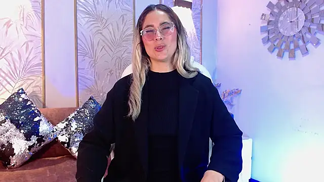 Snapshot of LunaaGrey_ chatting on 10-10-25, 03:49 LunaaGrey online show from 10-10-25, 03:49