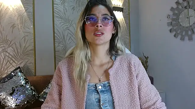 Snapshot of LunaaGrey_ chatting on 11-05-25, 03:50 LunaaGrey online show from 11-05-25, 03:50