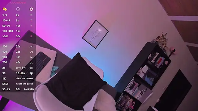 QueenAri  online show from 10-08-25, 10:51