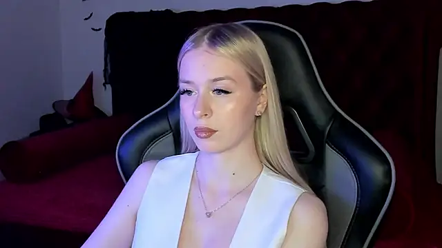 Snapshot of MiaGraces chatting on 11-06-25, 06:20 MiaGraces online show from 11-06-25, 06:20