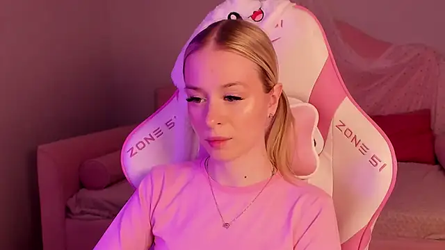 Snapshot of MiaGraces chatting on 11-18-25, 05:17 MiaGraces online show from 11-18-25, 05:17