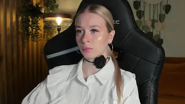 Snapshot of MiaGraces chatting on 11-30-25, 05:22 MiaGraces online show from 11-30-25, 05:22