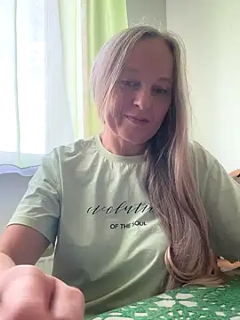 Snapshot of B_i_r_d_i_e chatting on 09-20-25, 11:00 B i r d i e online show from 09-20-25, 11:00