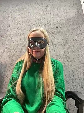 Snapshot of B_i_r_d_i_e chatting on 09-29-25, 10:31 B i r d i e online show from 09-29-25, 10:31