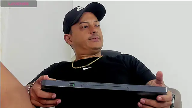 MaximoHall86 online show from 10-20-25, 12:49