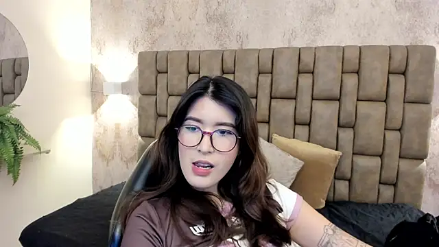 emiilyy cute online show from 10-02-25, 12:12