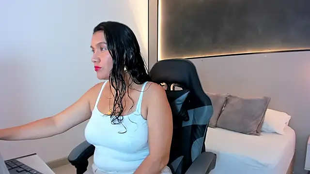 Snapshot of zoee_zi chatting on 10-16-25, 07:15 zoee zi online show from 10-16-25, 07:15