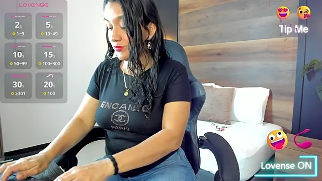 Snapshot of zoee_zi chatting on 10-20-25, 01:44 zoee zi online show from 10-20-25, 01:44