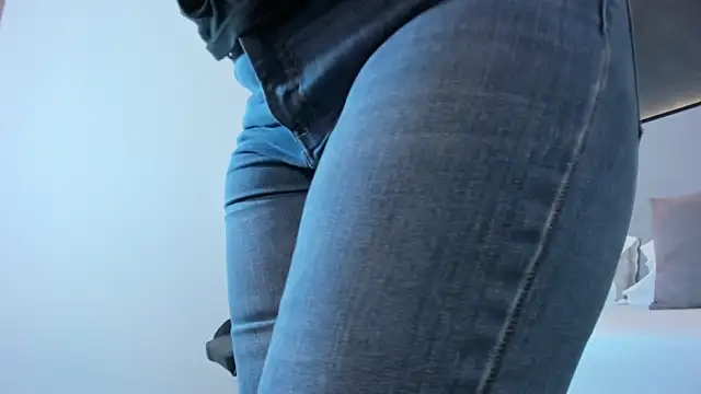 Snapshot of zoee_zi chatting on 10-24-25, 08:05 zoee zi online show from 10-24-25, 08:05