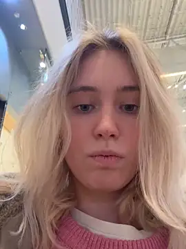 Snapshot of HoneyRay chatting on 11-14-25, 12:26 HoneyRay online show from 11-14-25, 12:26