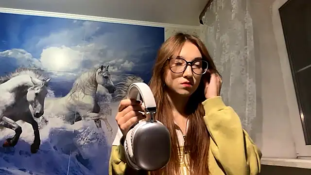 YungAri online show from 10-08-25, 05:10