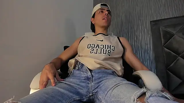 Snapshot of dylan_cross_ chatting on 10-13-25, 11:21 dylan cross online show from 10-13-25, 11:21